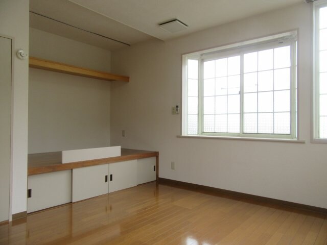 物件内観写真3　(広々とした洋室です)