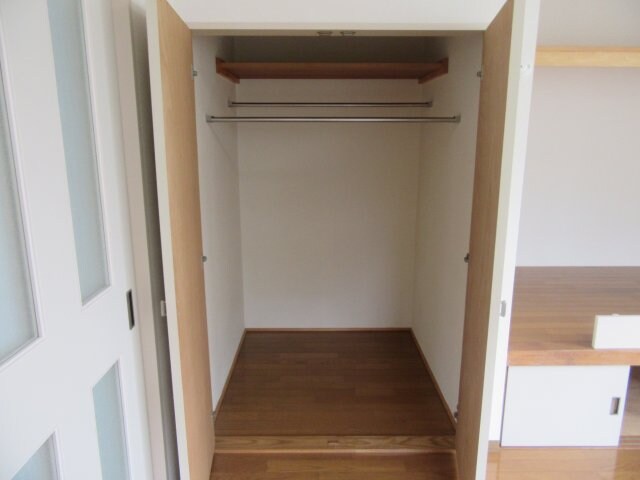 物件内観写真8　(収納豊富です)