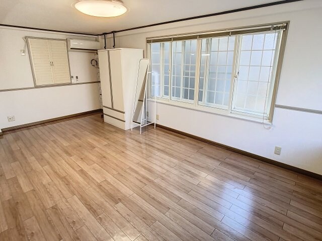 物件内観写真2　(ゆったりした洋室です)