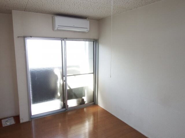 物件内観写真3　(落ち着いた色調の洋室です)