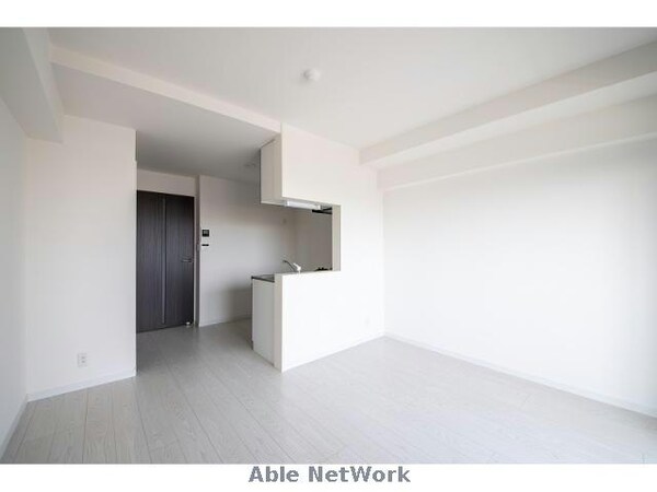 居室(同型モデル（床、キッチンパネル、浴室、建具同色の予定）)