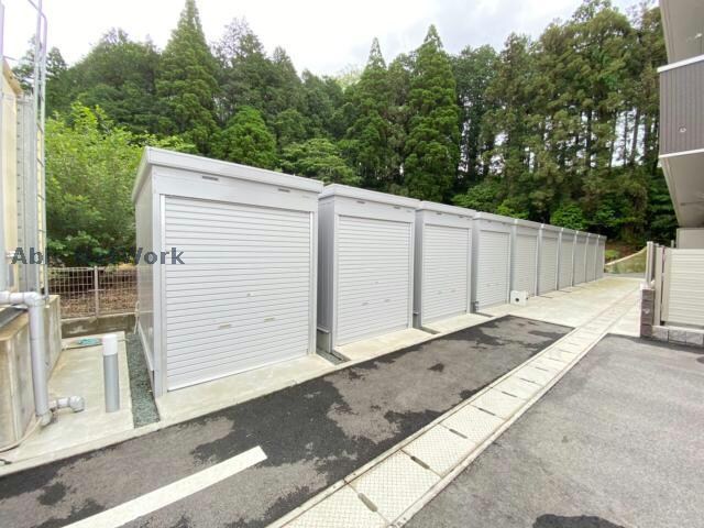 物件外観写真4　(バイクガレージ)