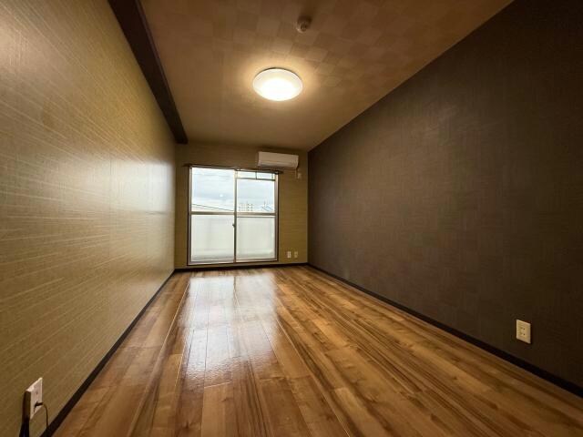 物件内観写真4　(シックでお洒落なデザインの内装です)