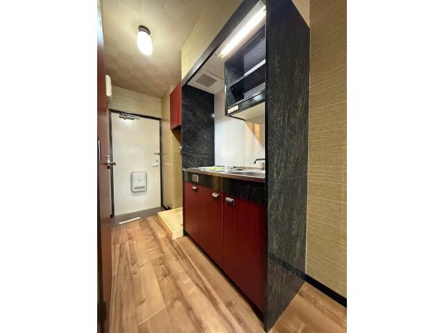 物件内観写真7　(内装に合ったデザインのキッチン)