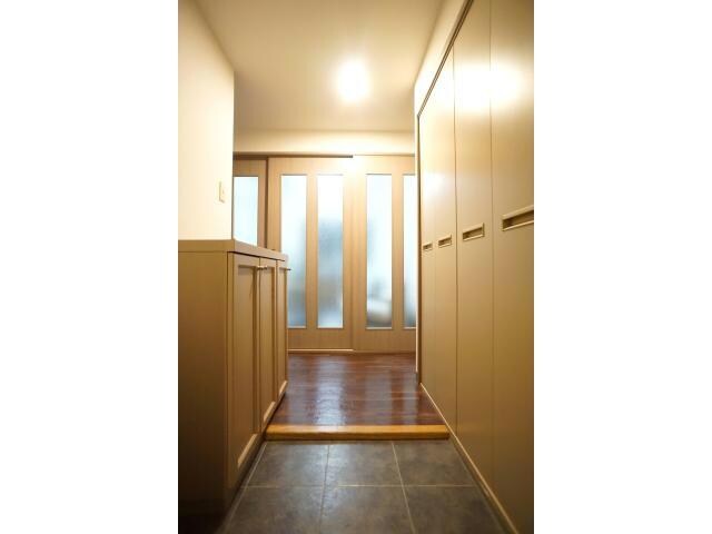 物件内観写真12　(収納たっぷりの玄関)