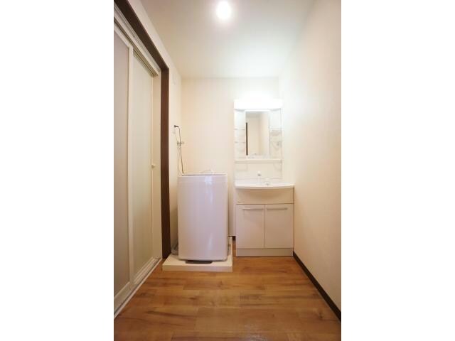 物件内観写真10　(シャワー付き独立洗面台)