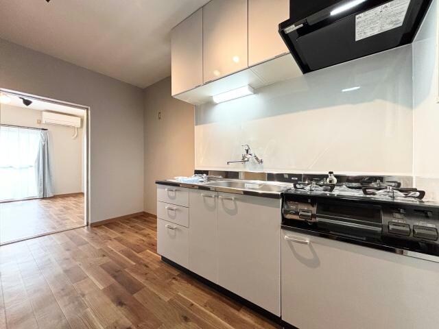 物件内観写真8　(キッチン新品・ガスコンロ付き)