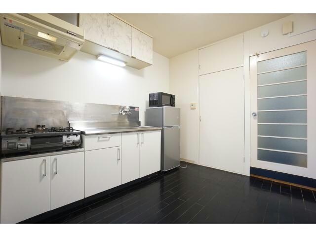 物件内観写真8　(冷蔵庫・電子レンジ)