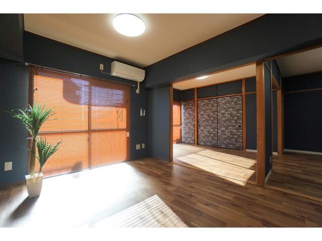 物件内観写真3　(間仕切りを取れば広々スペースへ)