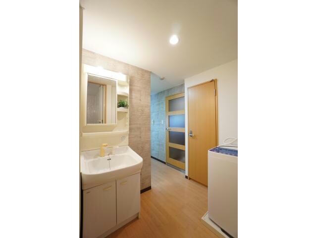 物件内観写真10　(シャワー付き独立洗面台)