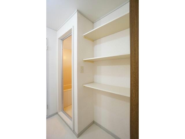 物件内観写真11　(洗面所に便利な棚付き)