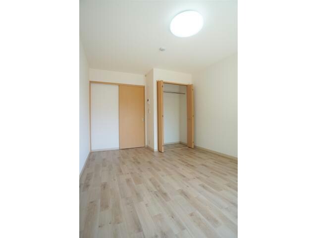 物件内観写真10　(居室照明付き)