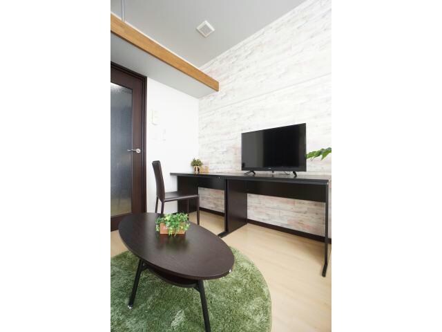 物件内観写真8　(デスクワークも！)