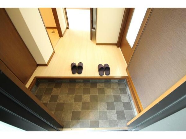 玄関回り(建物内の別のお部屋の写真です。)