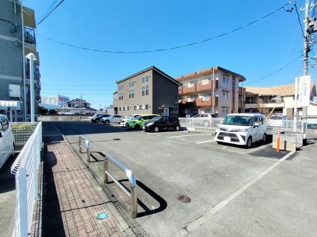 物件外観写真3　(駐車場)