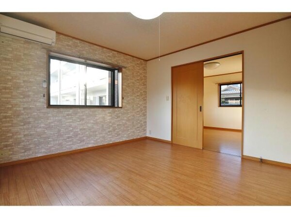 リビングダイニング(出窓のあるお部屋です)