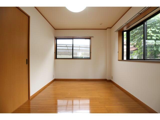 物件内観写真7　(北側洋室にもエアコンあります！)