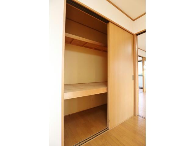 物件内観写真9　(容量の大きな押入れ)