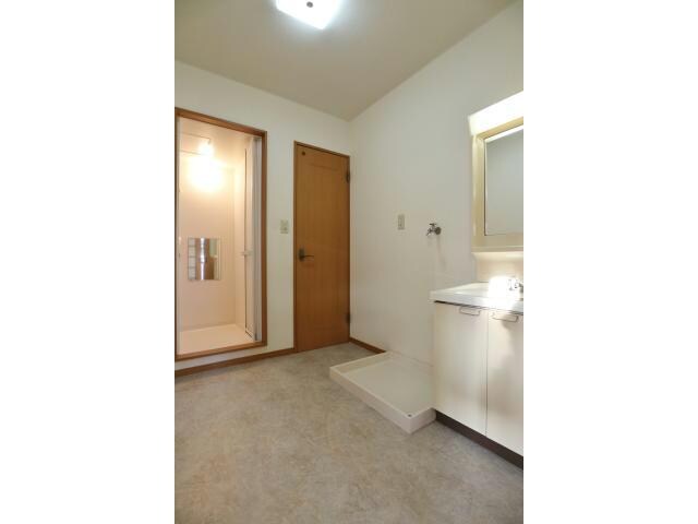 物件内観写真10　(ゆったりとした脱衣スペース)