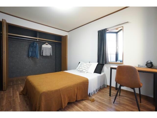 物件内観写真5　(幅広クローゼット！)