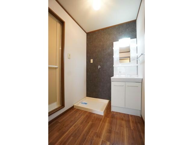 物件内観写真8　(シャワー付き独立洗面台)