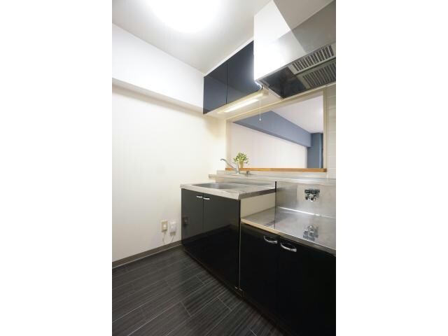 物件内観写真9　(2口ガスコンロが置けるサイズのキッチン)