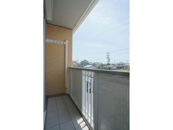 ベランダ・バルコニー(屋根付きバルコニー。日当たり良好です。)