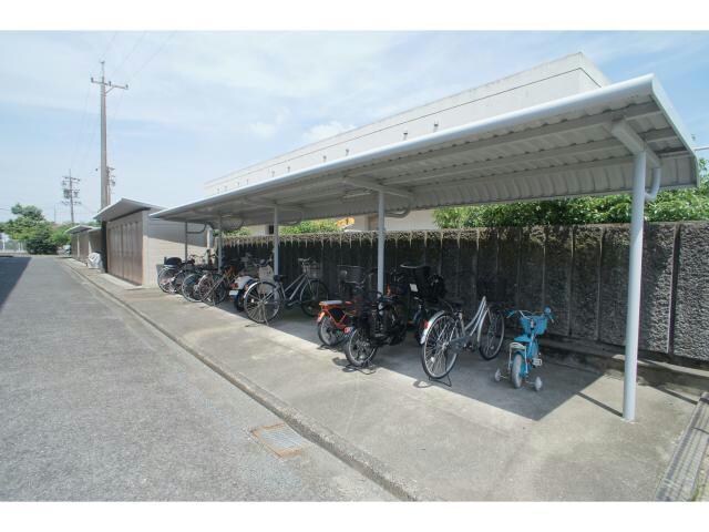 物件外観写真5　(駐輪場広めです。)
