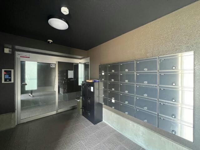 物件外観写真3　(オートロック、ダイヤルポスト、宅配ボックス)