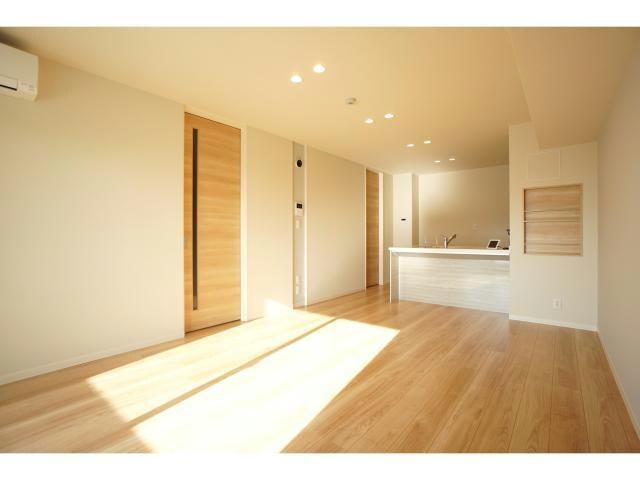 物件内観写真3　(ダウンライト採用で天井スッキリ)