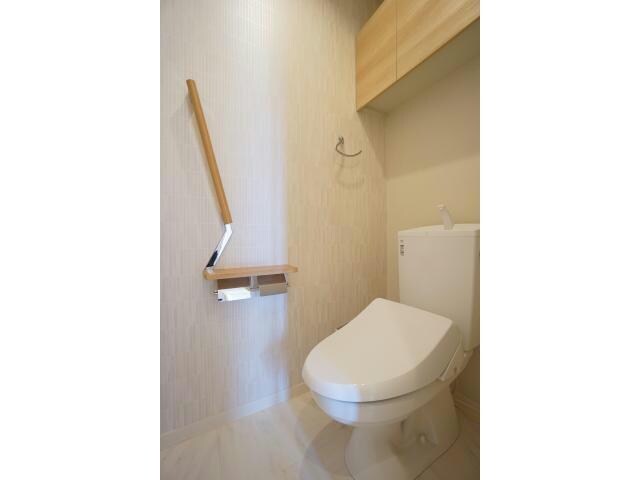 物件内観写真11　(手すり付きトイレ)