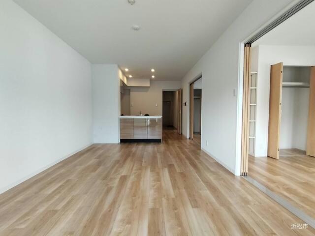 物件内観写真15　(広々１５．５帖リビング)