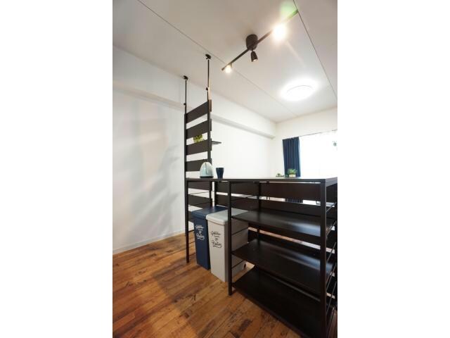 物件内観写真8　(ゴミ箱付き)