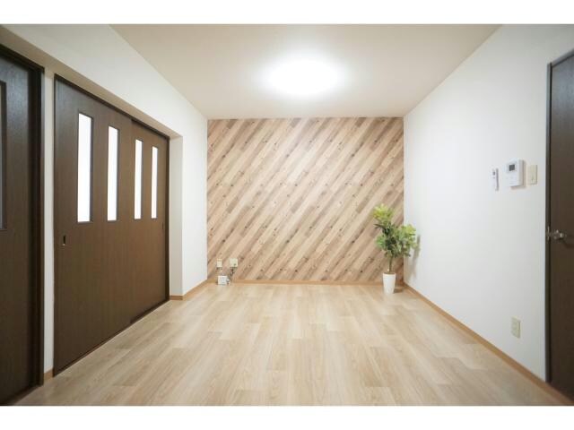 物件内観写真6　(木目のアクセントクロスがお洒落♪)