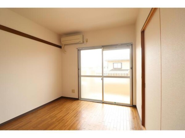 居室(他の部屋の写真です)
