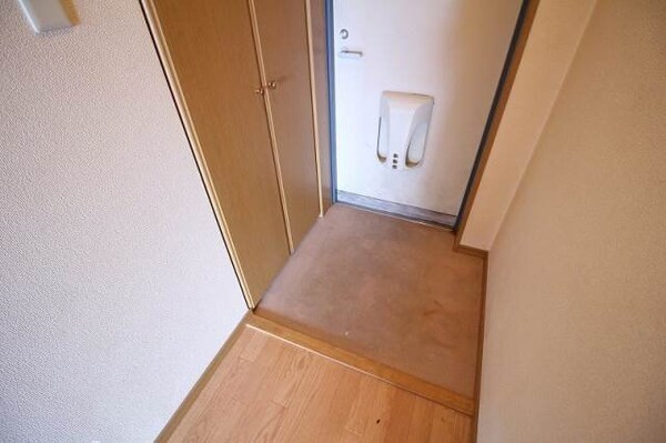 玄関(同物件の別の部屋の写真です)