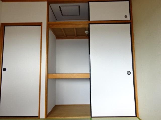 物件内観写真24　(和室押入れ)