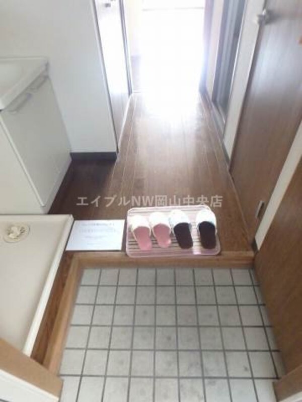 玄関(同物件別部屋の写真です)