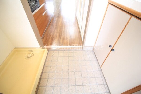 玄関(同物件別部屋の写真です)