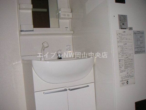 洗面所(同じ物件の類似部屋の画像です。現況を優先とします。)