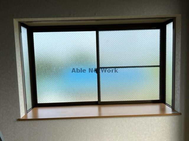 物件内観写真12　(出窓)