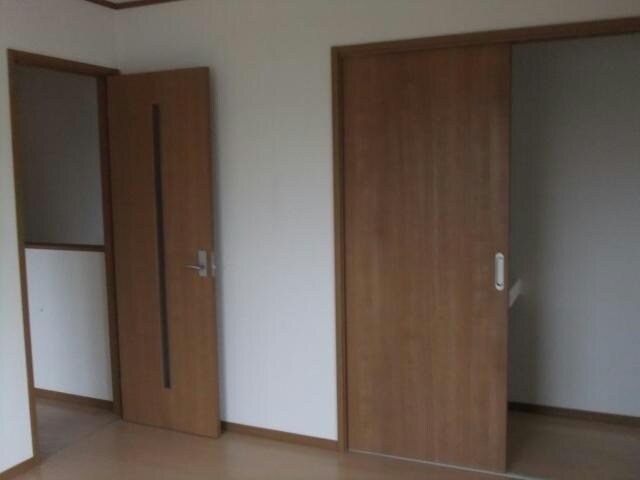 物件内観写真11　(2階ウォーキングクローゼット)