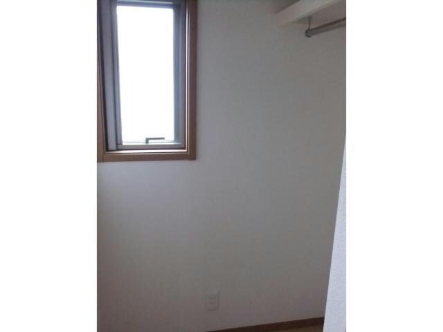 物件内観写真12　(クローゼット内)