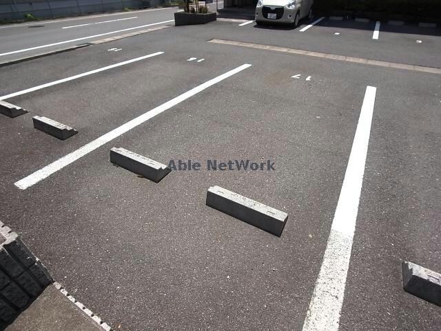 物件外観写真3　(駐車場)