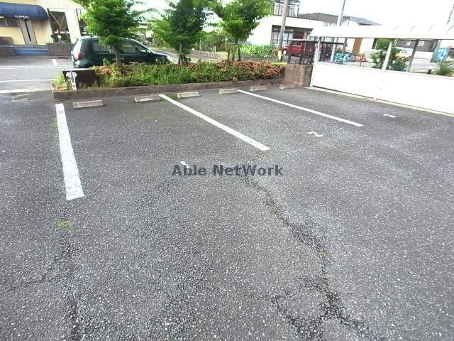 物件外観写真3　(駐車場)