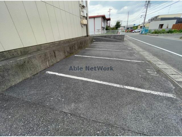 物件外観写真3　(駐車場)