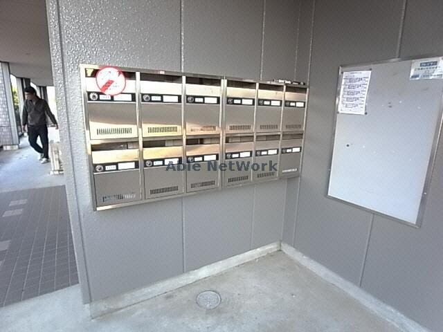 物件外観写真4　(集合郵便受け)