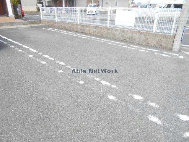 物件外観写真3　(駐車場)