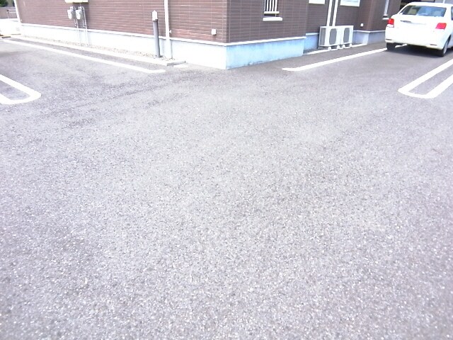 物件外観写真4　(駐車場)