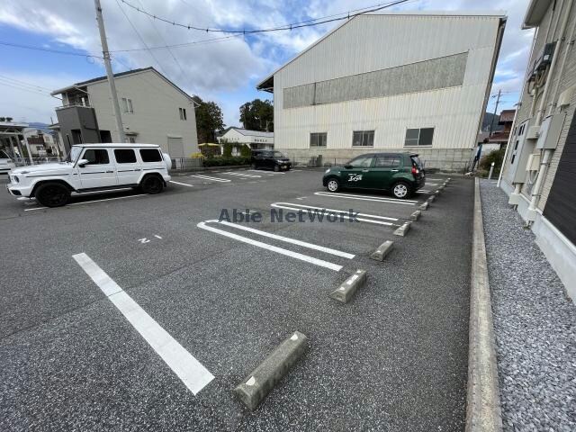 物件外観写真3　(駐車場)